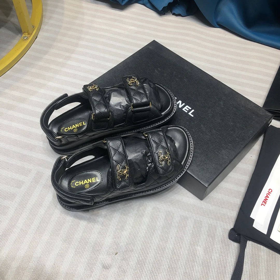✨Ex-factory price p480✨ Women's shoes, women's clothing, women's shoes, women's clothing Chanel 2020ss new Velcro sandals, top counter quality (welcome🆚 comparison)💪 ⚠️As Chanel's classic shoe king, it is a hot item every summer. Once you start wearing sandals in summer, sports shoes will be relegated to the sidelines! Haha, the pattern will change a little every year, ⚠️2020 Chanel Spring and Summer New Season Double C Velcro Casual Sandals, 💯The upper adds more fashionable elements of Xiaoxiang, ⚠️Lingge electric embroidery. The upper is cowhide and the lining is sheepskin. It is comfortable and breathable to wear. It is very comfortable and versatile. ⚠️A very comfortable sandal for the feet! Size 35-40 (custom-made for 41)